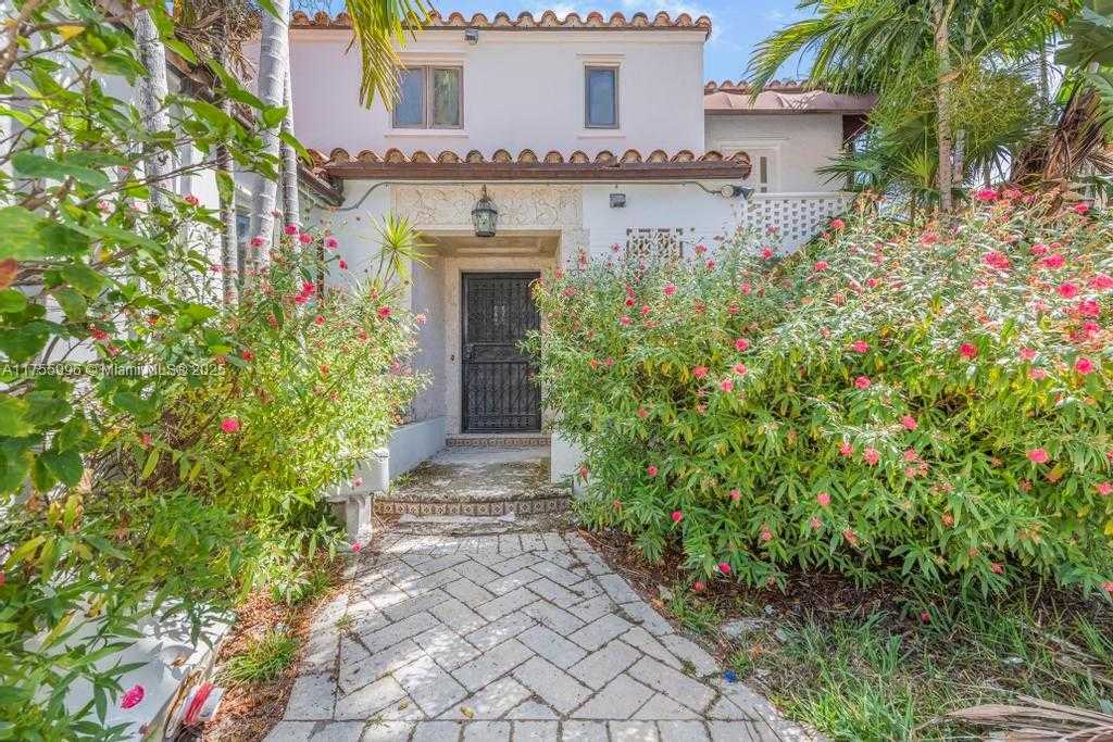 Small Image of 5661 PINE TREE DR, Miami Beach Number 9