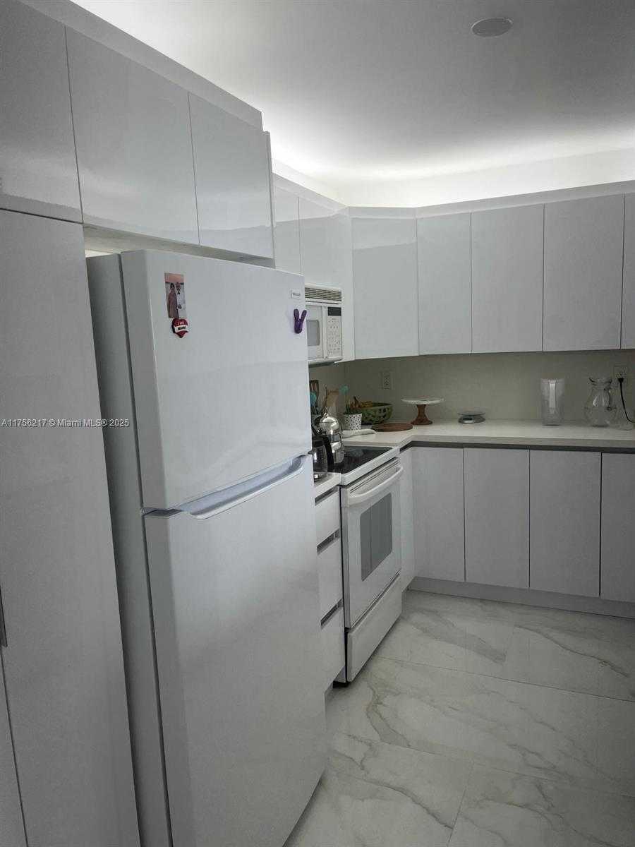 Small Image of 100 BAYVIEW DR #1006, Sunny Isles Beach Number 12