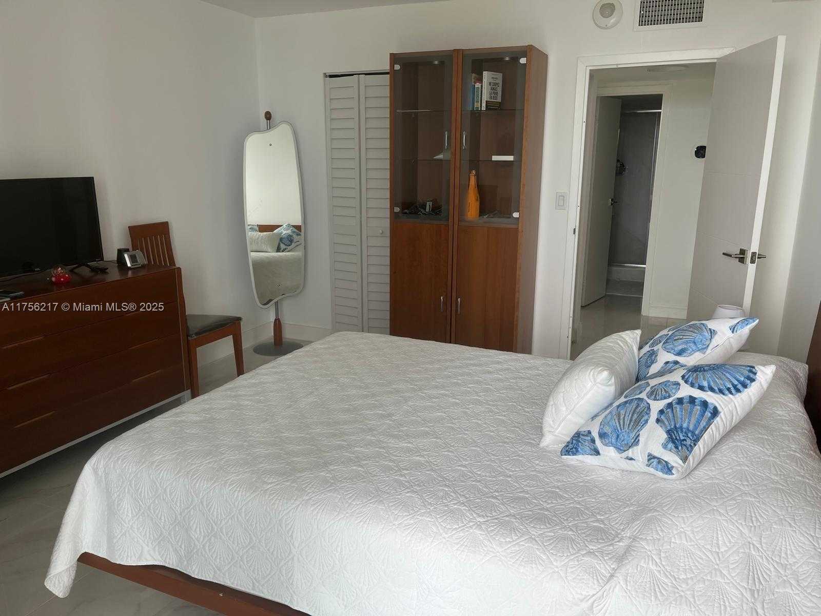 Small Image of 100 BAYVIEW DR #1006, Sunny Isles Beach Number 20