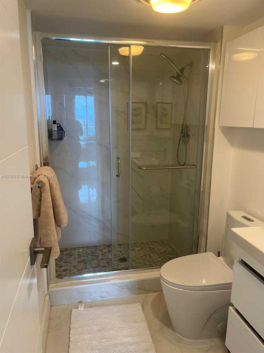 Small Image of 100 BAYVIEW DR #1006, Sunny Isles Beach Number 22