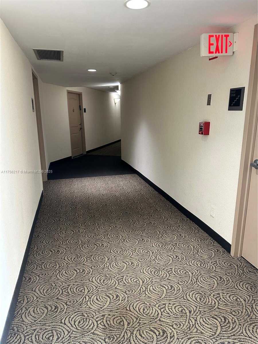 Small Image of 100 BAYVIEW DR #1006, Sunny Isles Beach Number 25