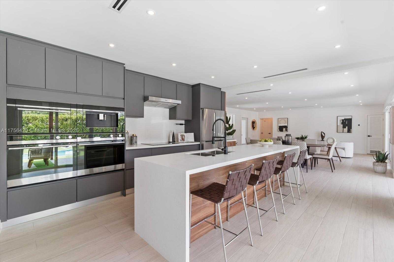 Small Image of 2350 NORTH EAST 193 ST, Miami Number 4