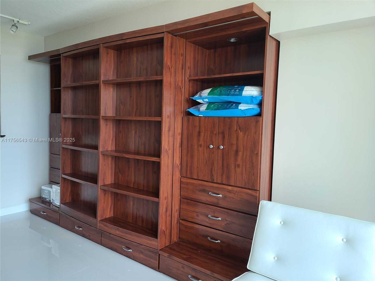 Small Image of 325 BISCAYNE BL #2220, Miami Number 2