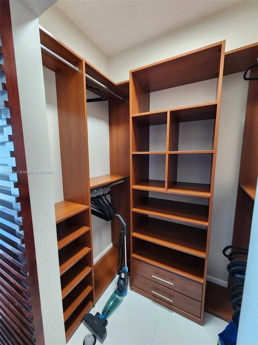 Small Image of 325 BISCAYNE BL #2220, Miami Number 31