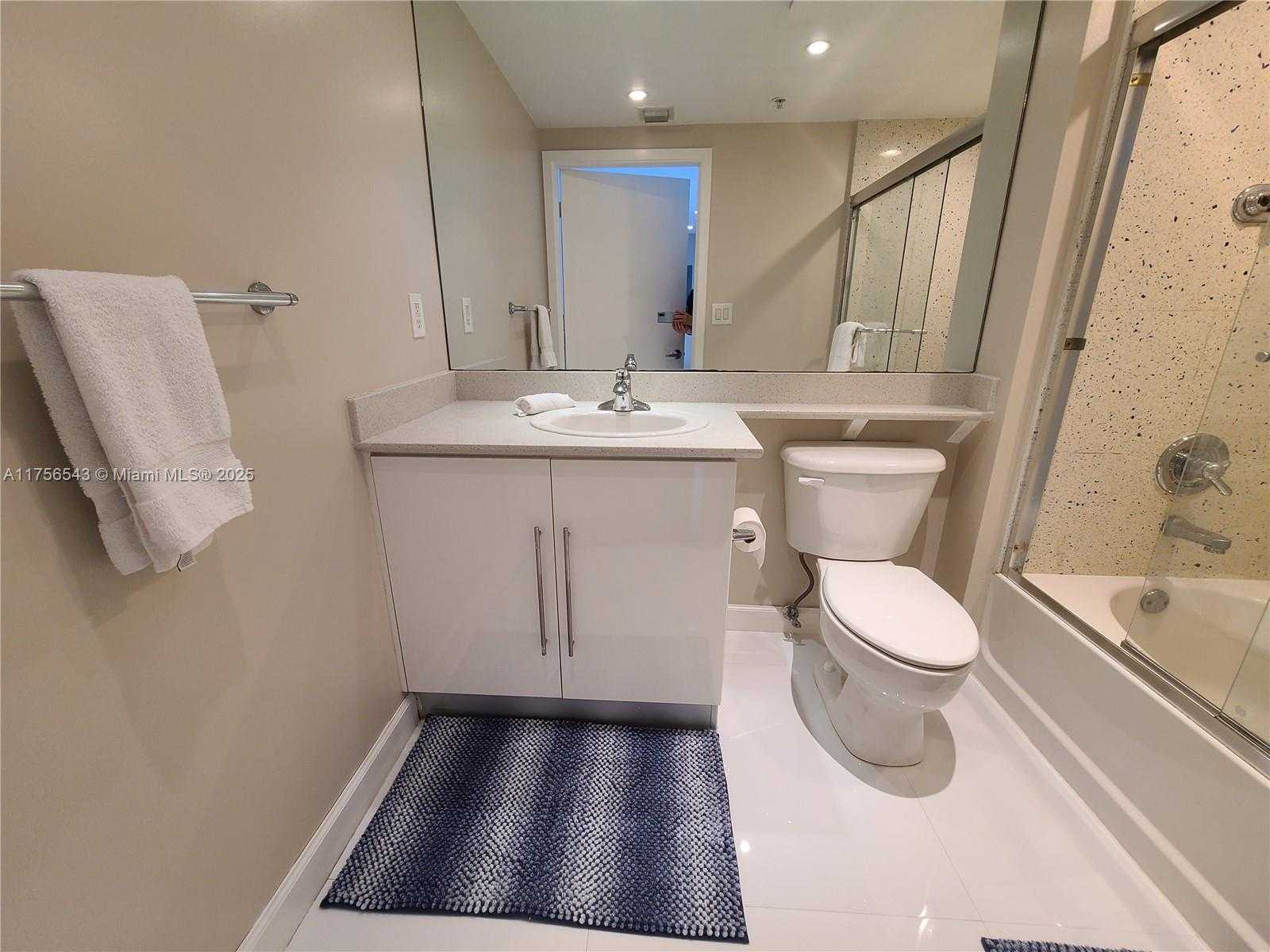 Small Image of 325 BISCAYNE BL #2220, Miami Number 5