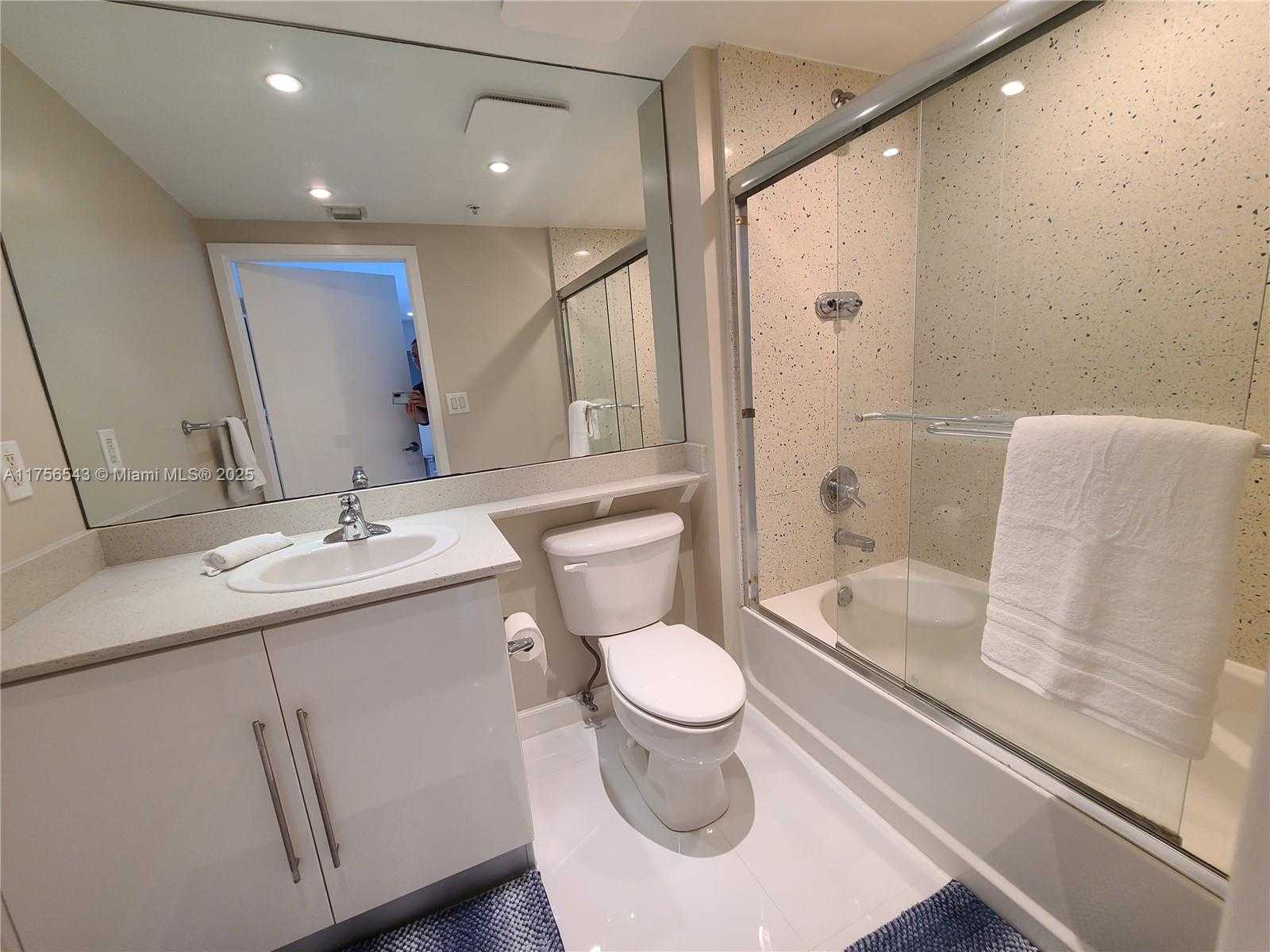 Small Image of 325 BISCAYNE BL #2220, Miami Number 6