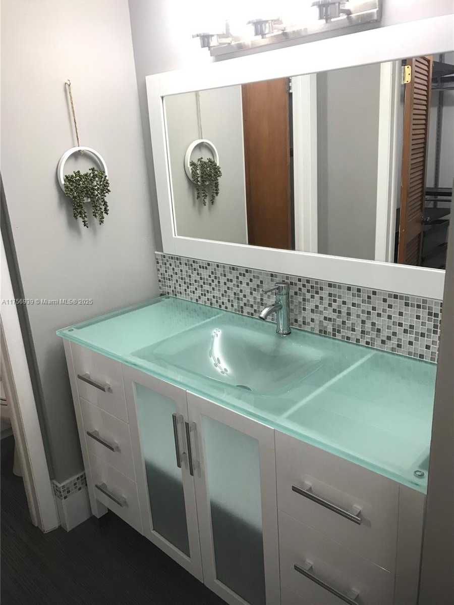 Small Image of 5201 ORDUNA DR #16, Coral Gables Number 4