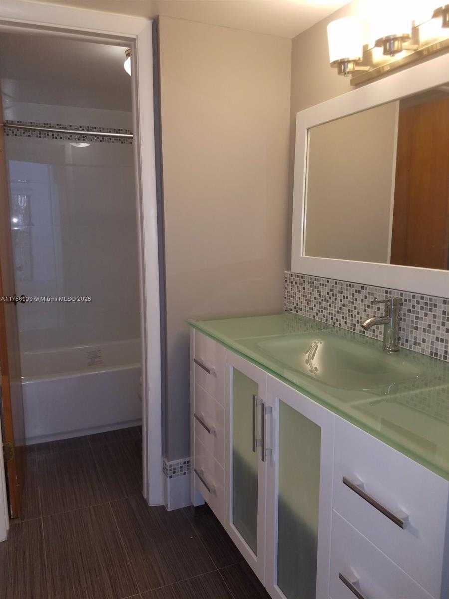 Small Image of 5201 ORDUNA DR #16, Coral Gables Number 8