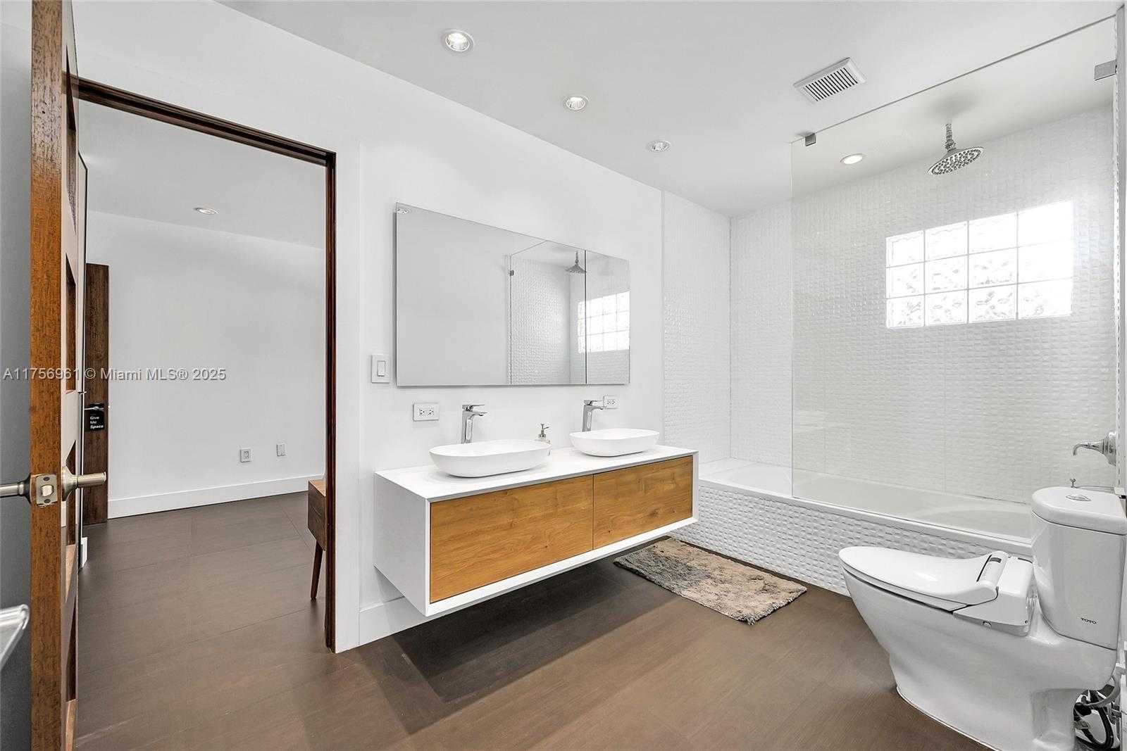 Small Image of 2120 NORTH EAST 204TH ST, Miami Number 29