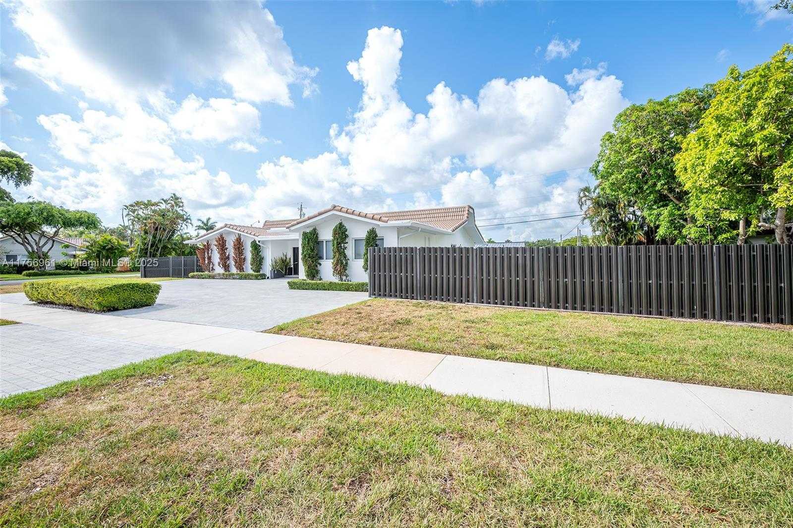 Small Image of 2120 NORTH EAST 204TH ST, Miami Number 4