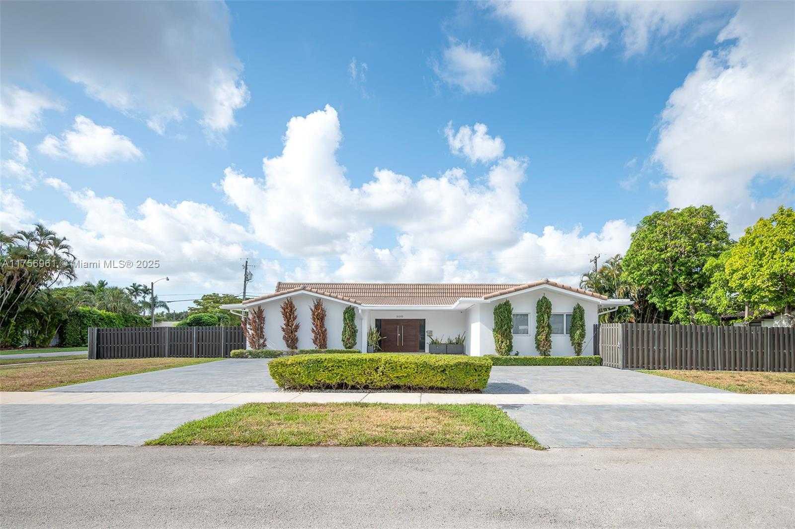 Small Image of 2120 NORTH EAST 204TH ST, Miami Number 5