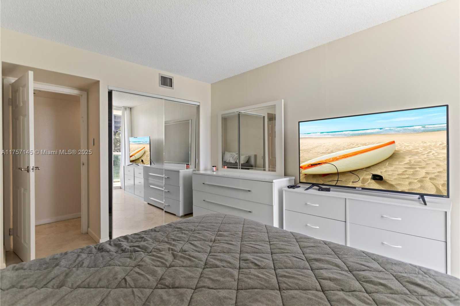 Small Image of 100 BAYVIEW DR #307, Sunny Isles Beach Number 11