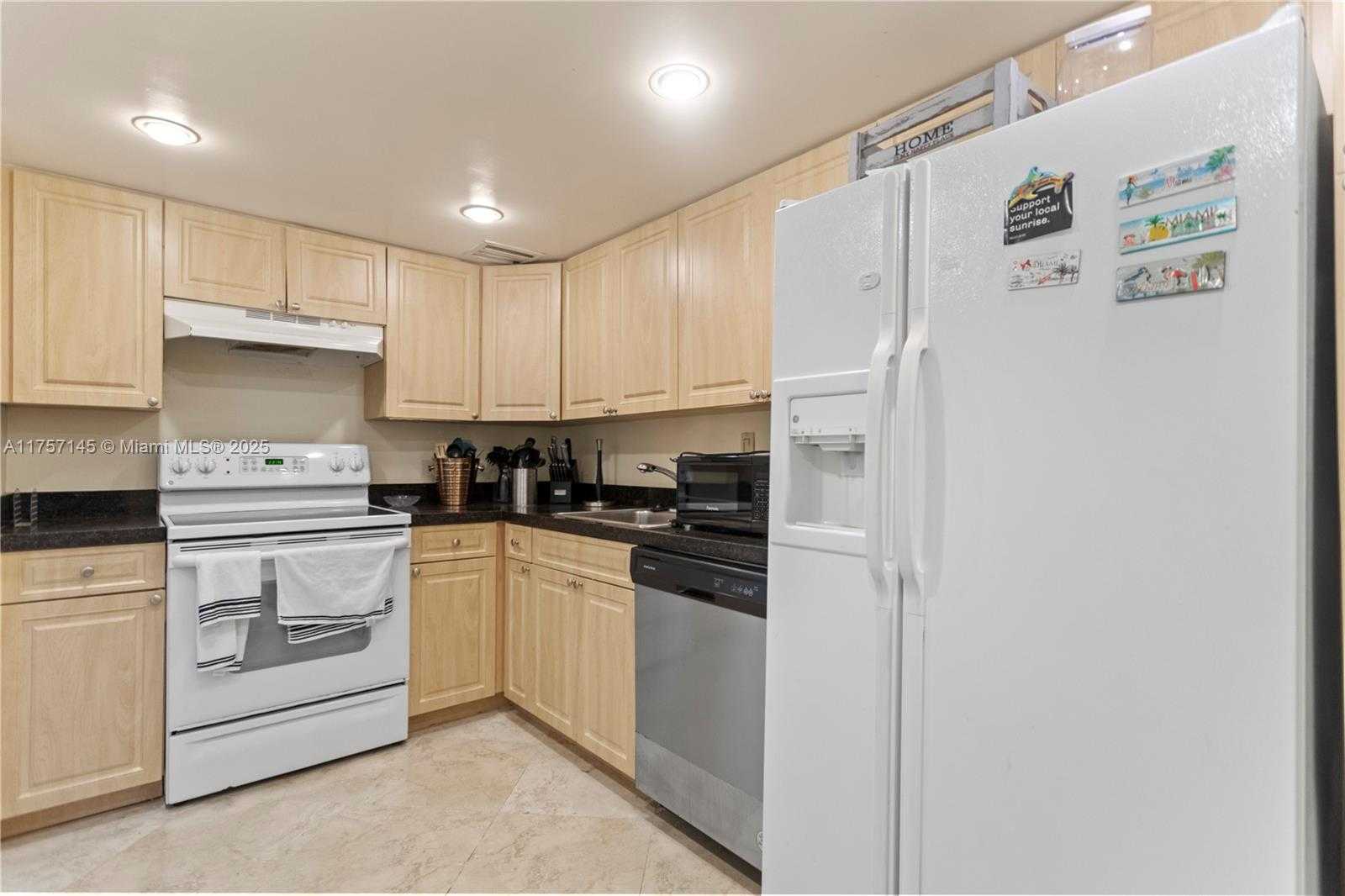 Small Image of 100 BAYVIEW DR #307, Sunny Isles Beach Number 2