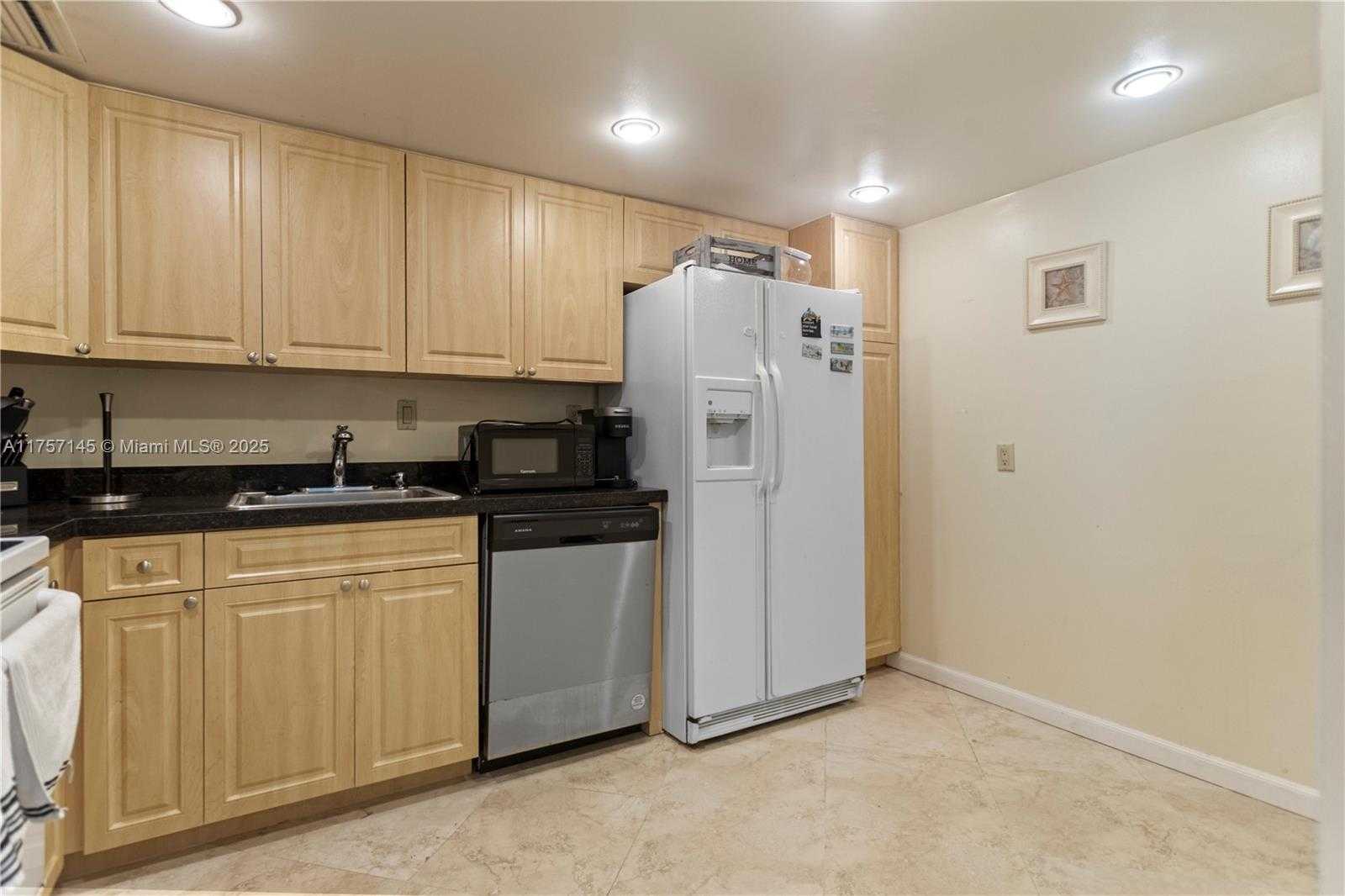 Small Image of 100 BAYVIEW DR #307, Sunny Isles Beach Number 8