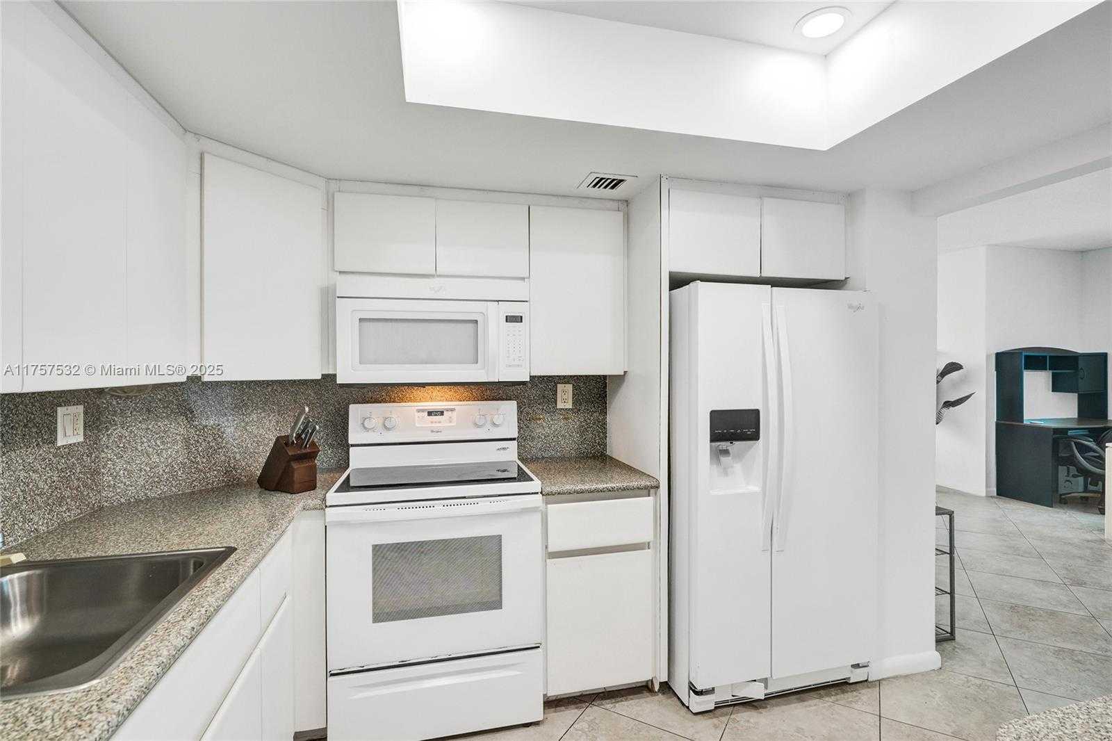Small Image of 500 BAYVIEW DR #931, Sunny Isles Beach Number 11
