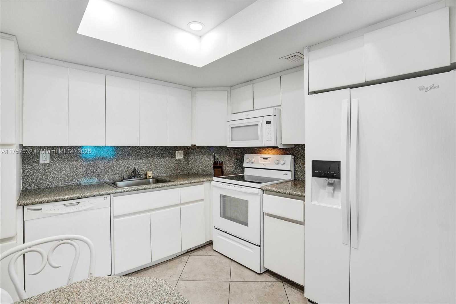 Small Image of 500 BAYVIEW DR #931, Sunny Isles Beach Number 12