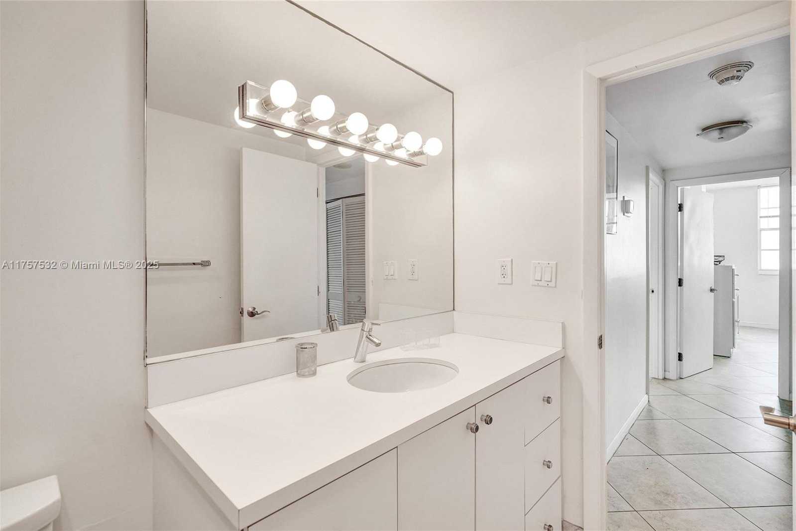 Small Image of 500 BAYVIEW DR #931, Sunny Isles Beach Number 14