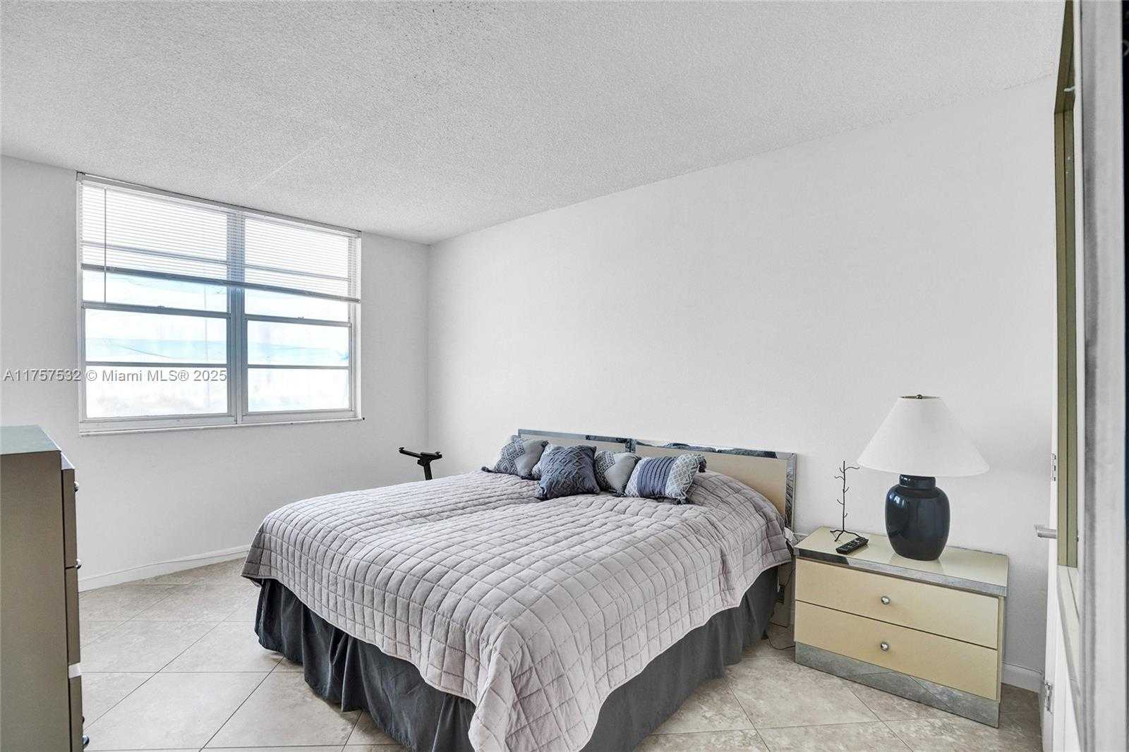 Small Image of 500 BAYVIEW DR #931, Sunny Isles Beach Number 15