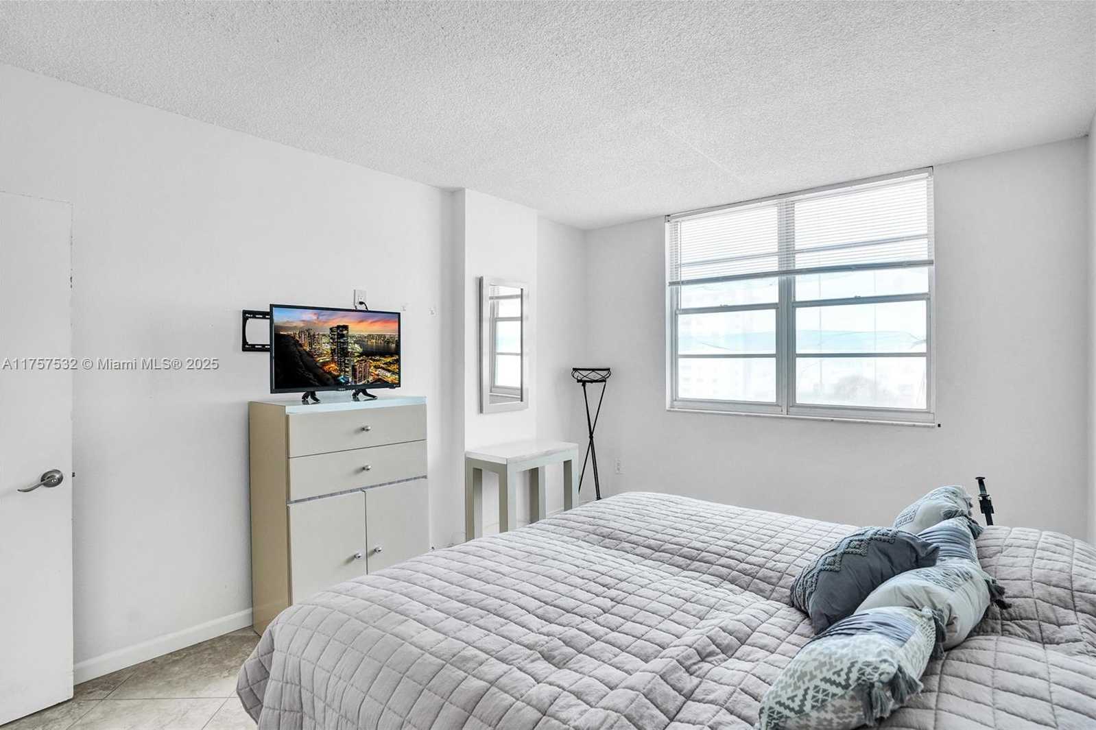 Small Image of 500 BAYVIEW DR #931, Sunny Isles Beach Number 16