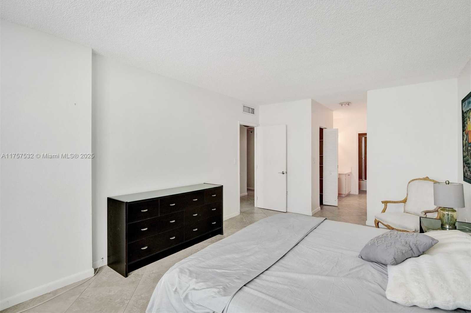 Small Image of 500 BAYVIEW DR #931, Sunny Isles Beach Number 18
