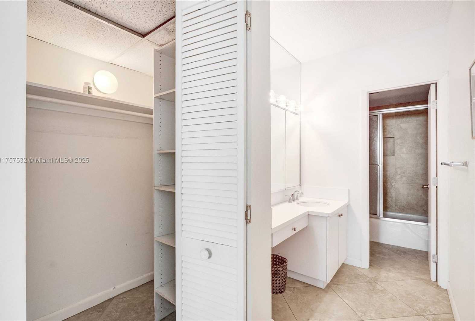 Small Image of 500 BAYVIEW DR #931, Sunny Isles Beach Number 19