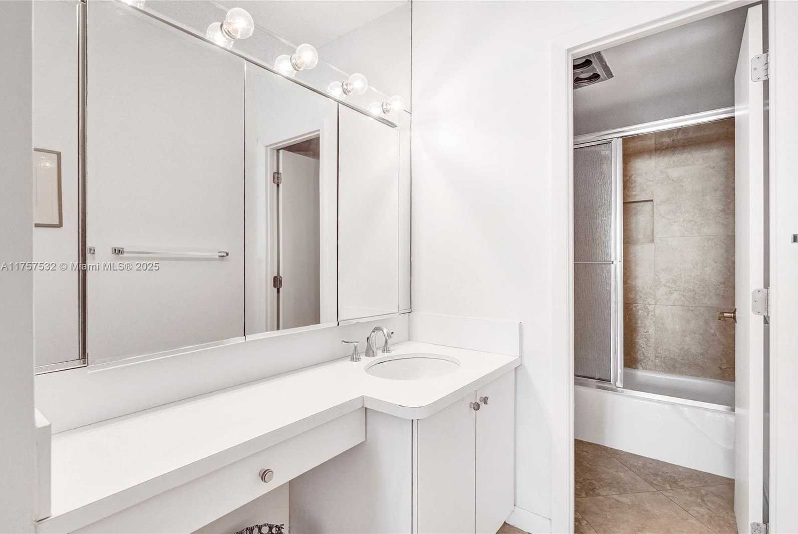 Small Image of 500 BAYVIEW DR #931, Sunny Isles Beach Number 20