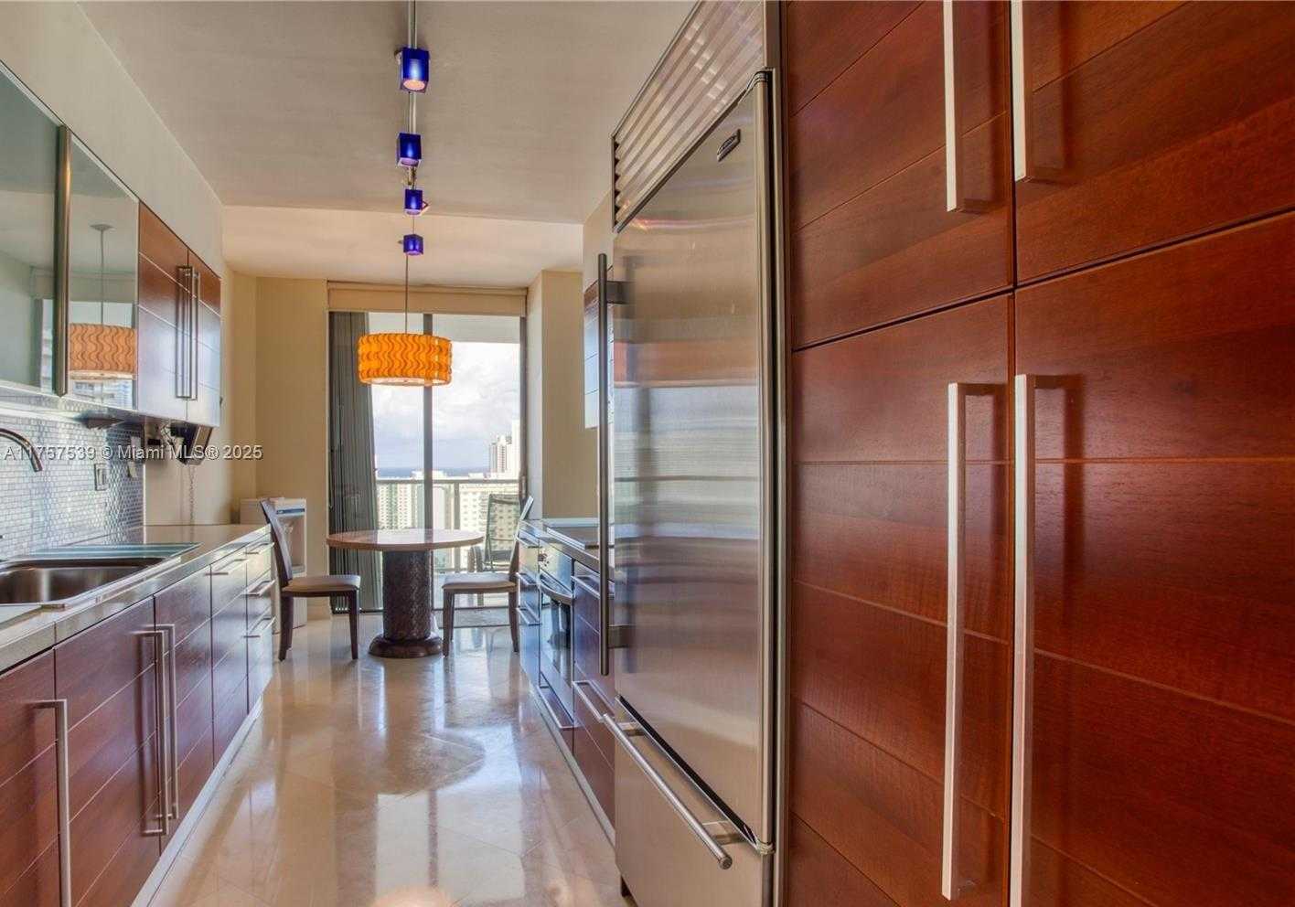 Small Image of 19500 TURNBERRY WAY #20F, Aventura Number 4