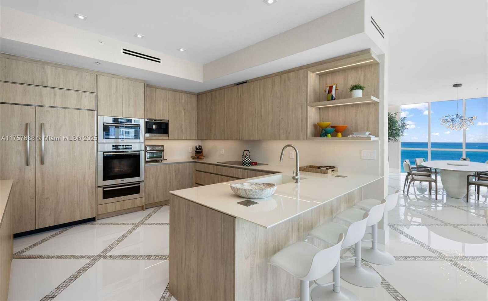Small Image of 50 SOUTH POINTE DR #1502/03, Miami Beach Number 12