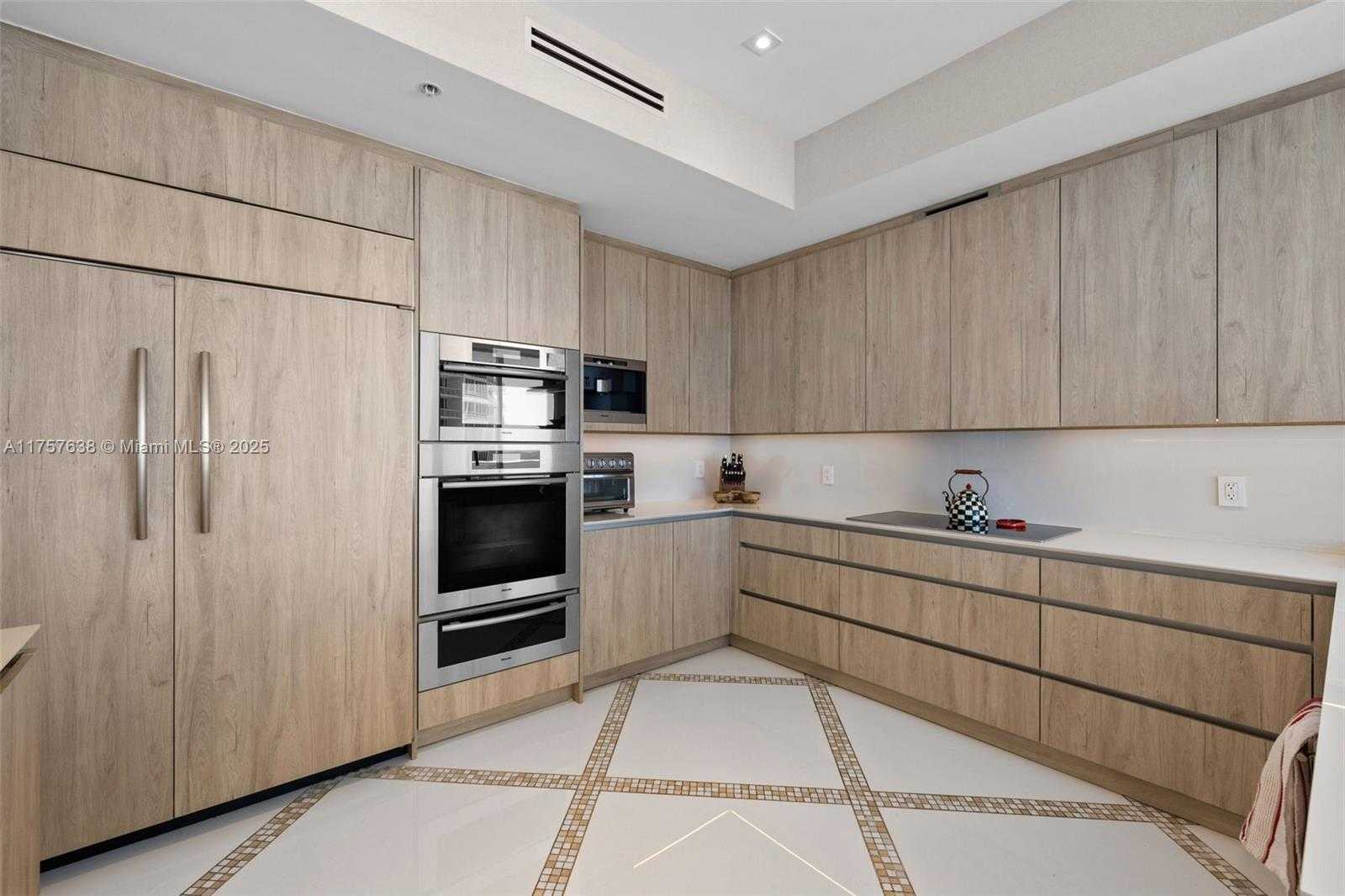 Small Image of 50 SOUTH POINTE DR #1502/03, Miami Beach Number 15