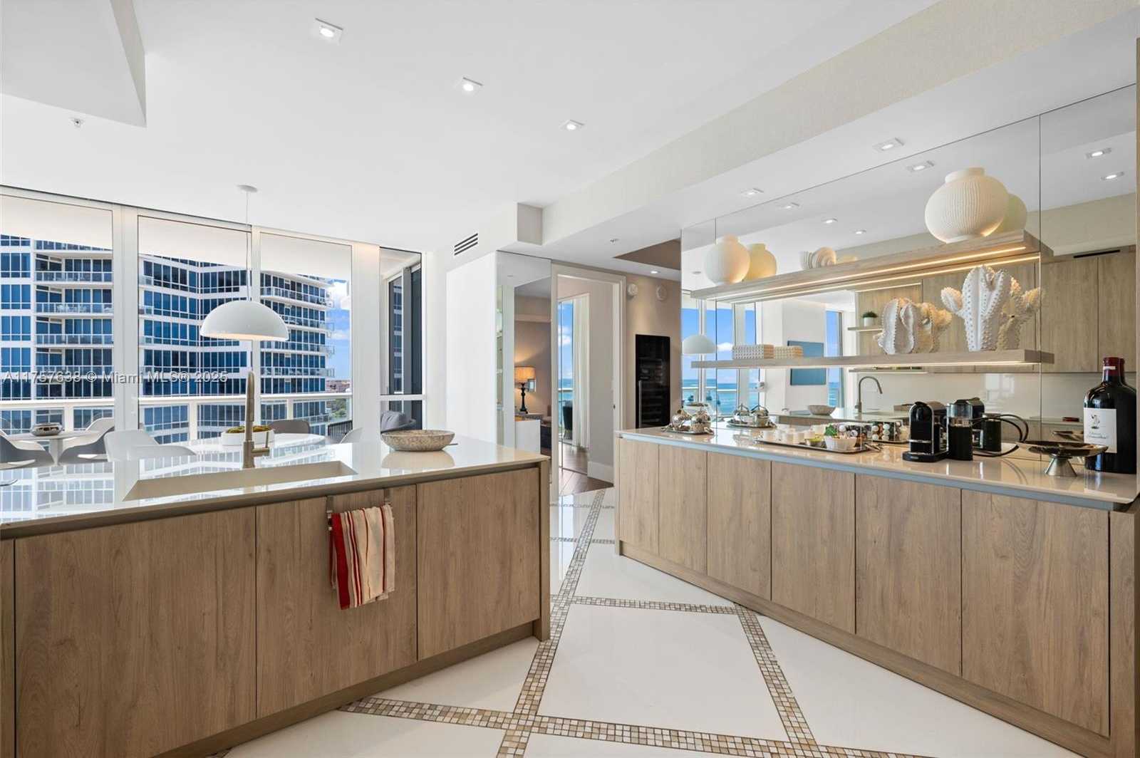 Small Image of 50 SOUTH POINTE DR #1502/03, Miami Beach Number 16