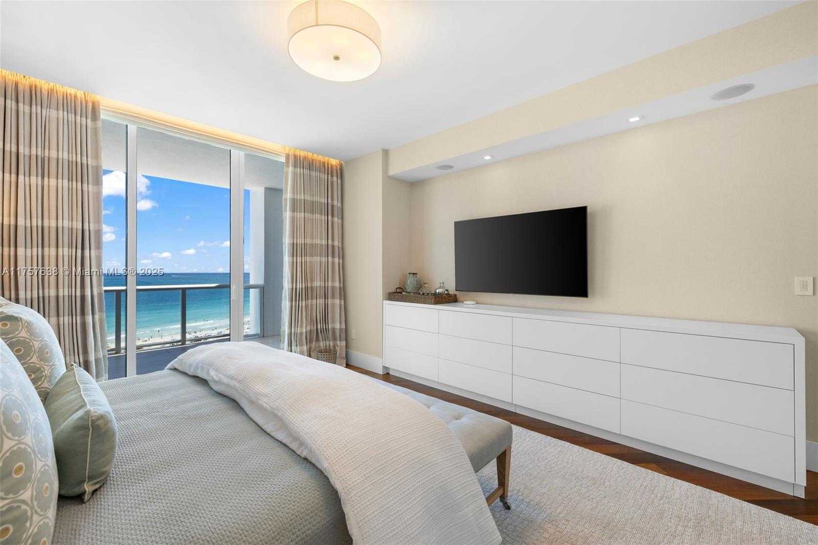 Small Image of 50 SOUTH POINTE DR #1502/03, Miami Beach Number 23