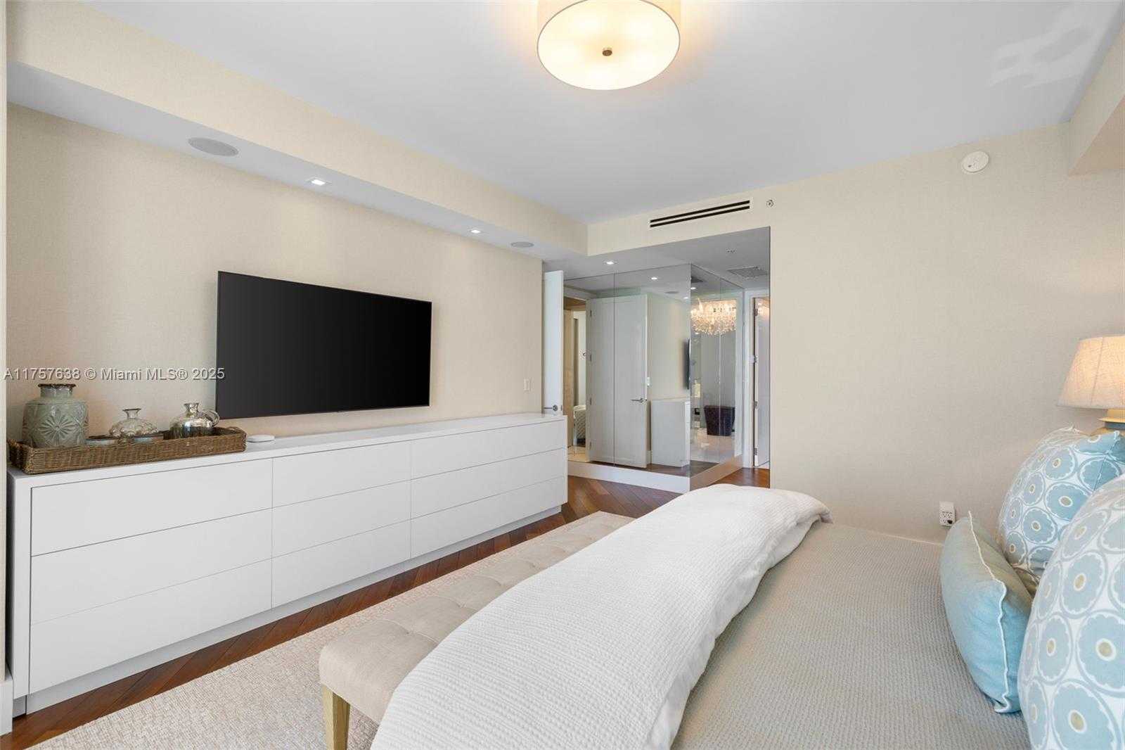 Small Image of 50 SOUTH POINTE DR #1502/03, Miami Beach Number 24