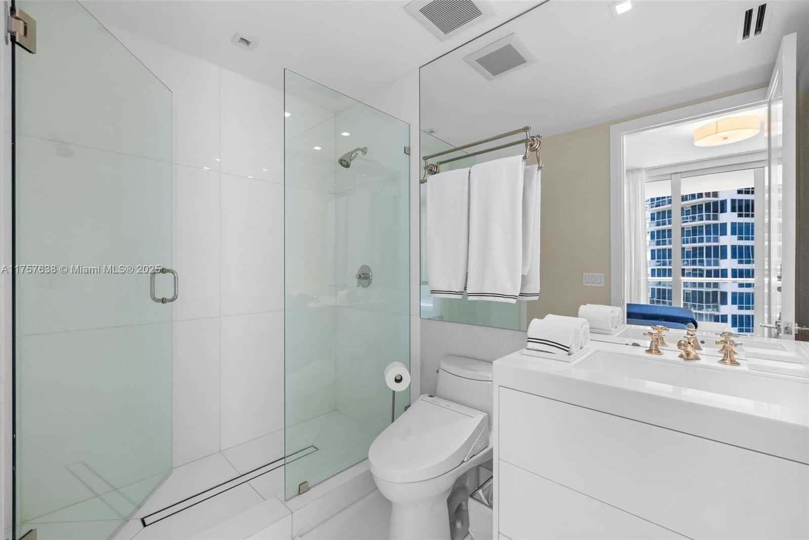 Small Image of 50 SOUTH POINTE DR #1502/03, Miami Beach Number 32