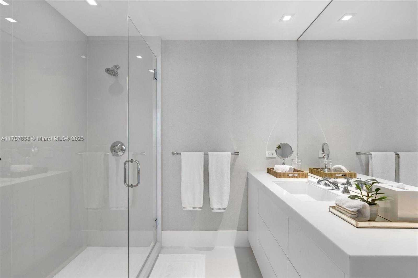 Small Image of 50 SOUTH POINTE DR #1502/03, Miami Beach Number 39