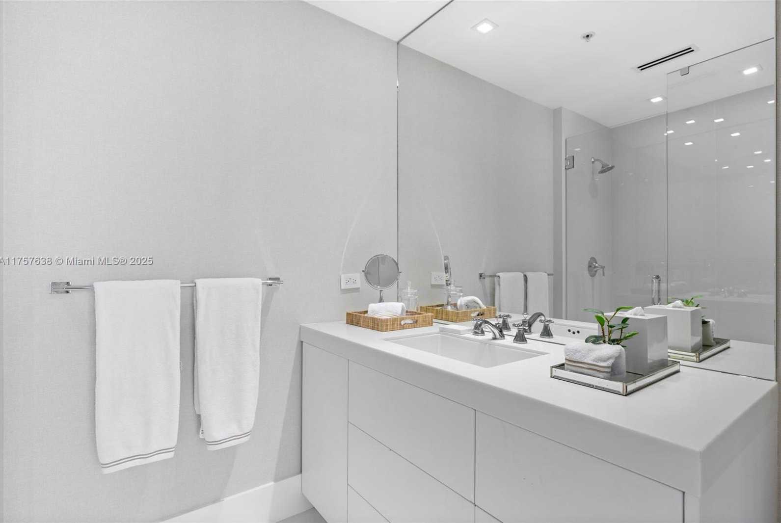 Small Image of 50 SOUTH POINTE DR #1502/03, Miami Beach Number 43