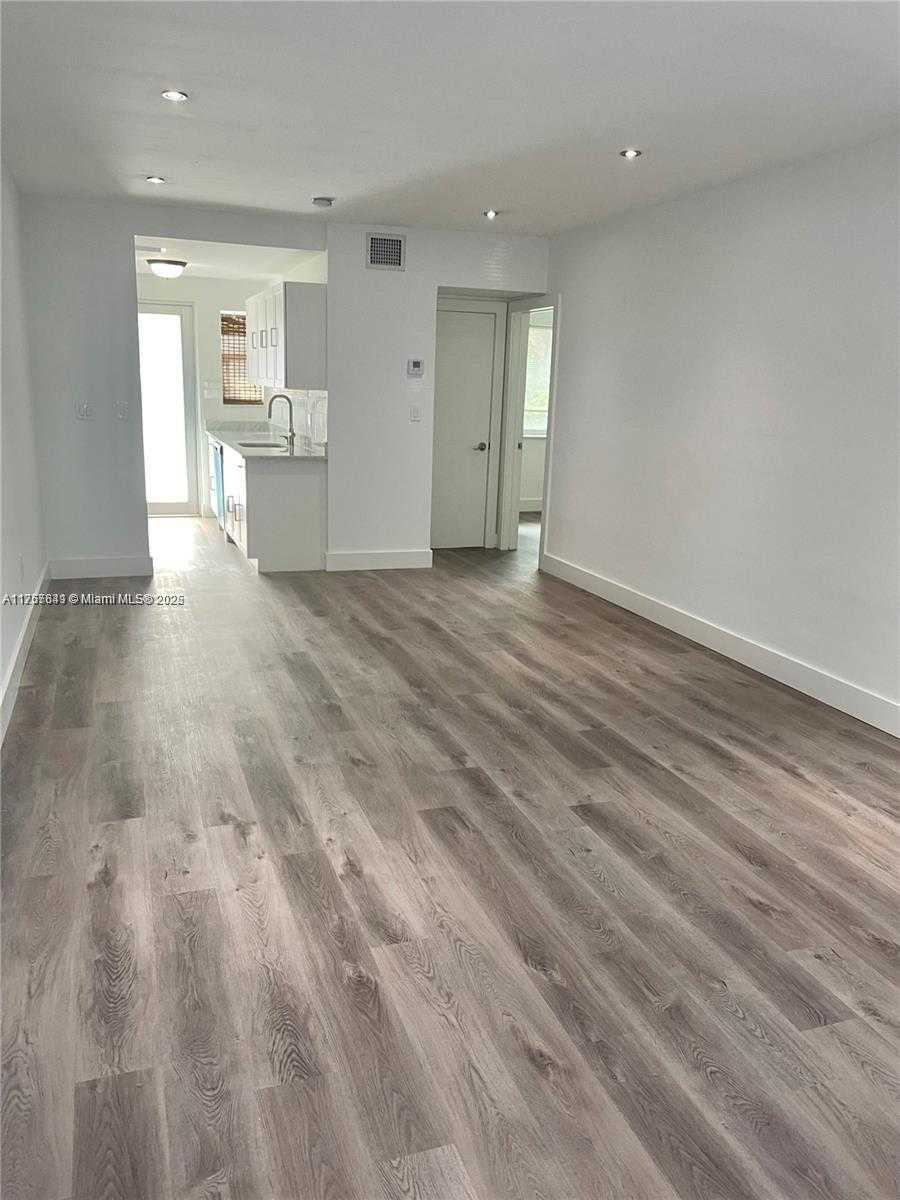Small Image of 3931 GARDEN AVE #3931, Miami Beach Number 2