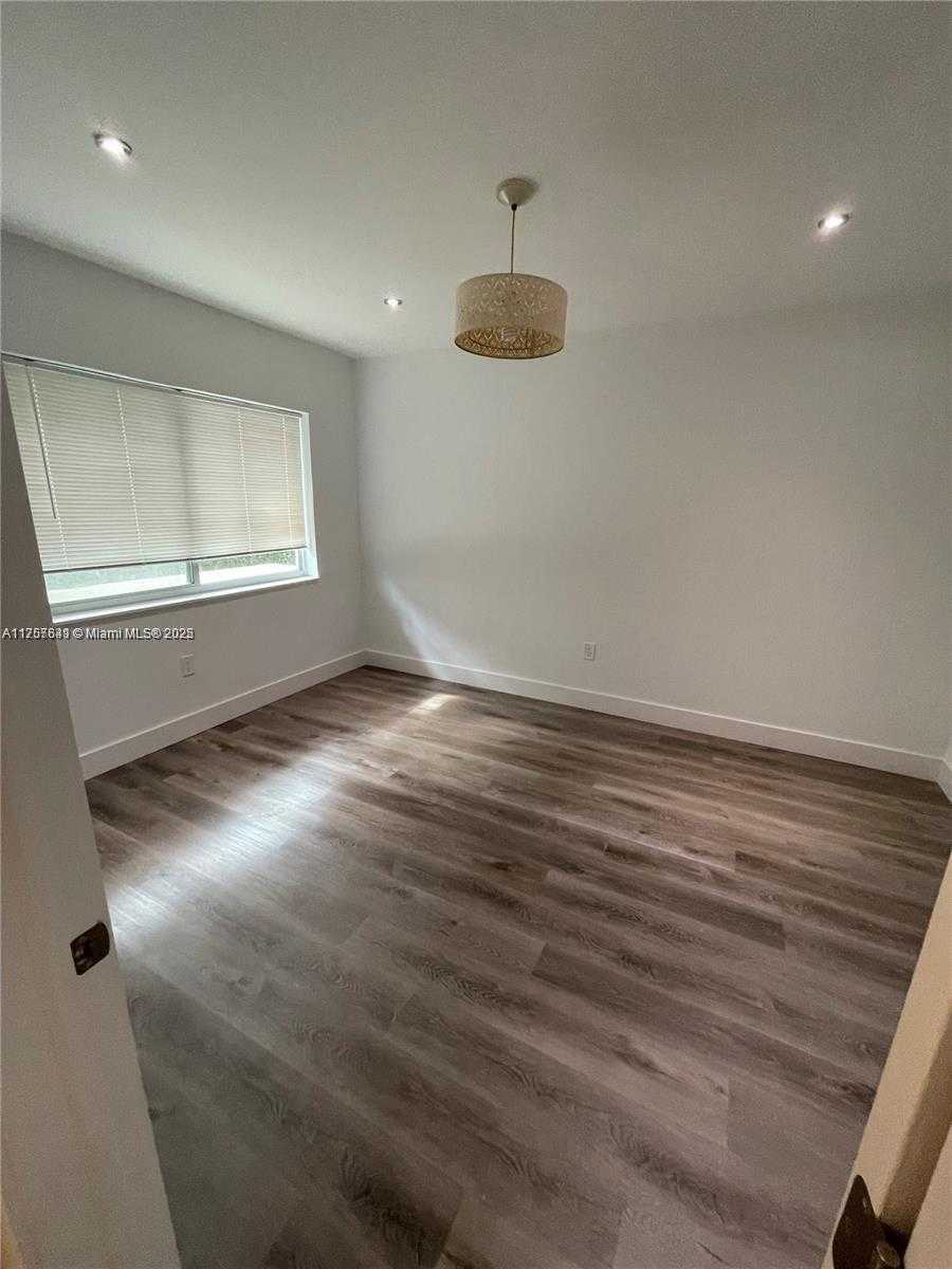 Small Image of 3931 GARDEN AVE #3931, Miami Beach Number 4
