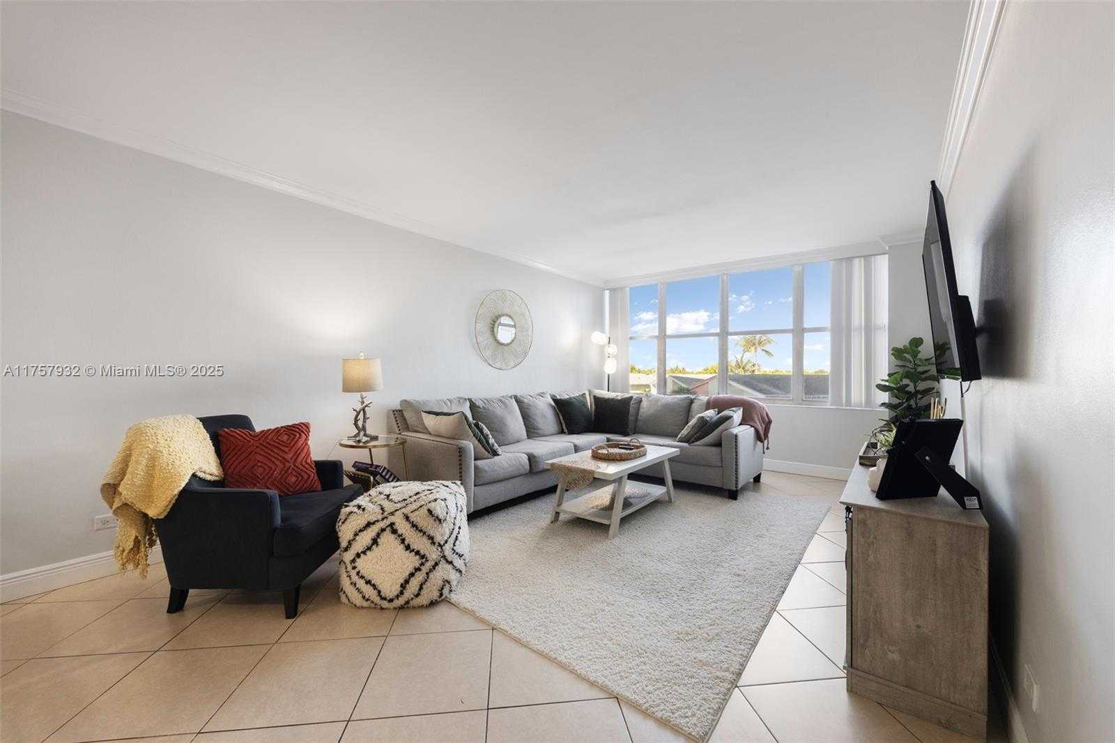 Small Image of 7441 WAYNE AVE #2B, Miami Beach Number 2