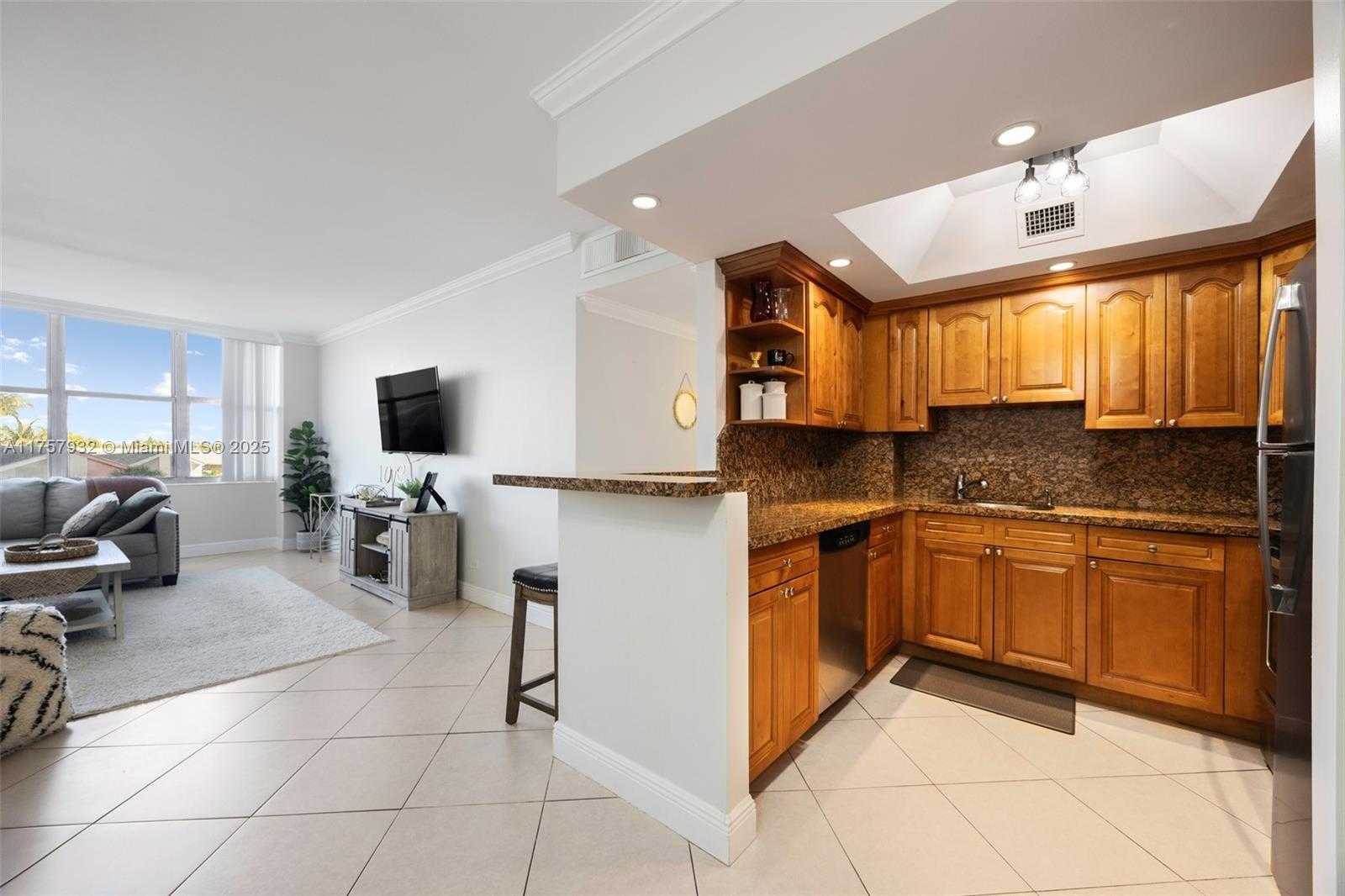 Small Image of 7441 WAYNE AVE #2B, Miami Beach Number 4