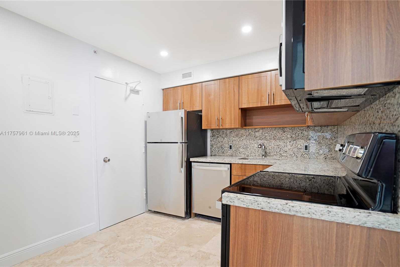 Small Image of 5101 COLLINS AVE #14G, Miami Beach Number 3