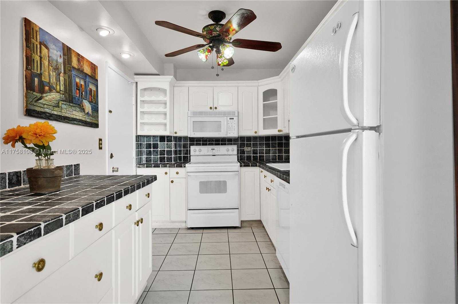 Small Image of 5005 COLLINS AVE #325, Miami Beach Number 2