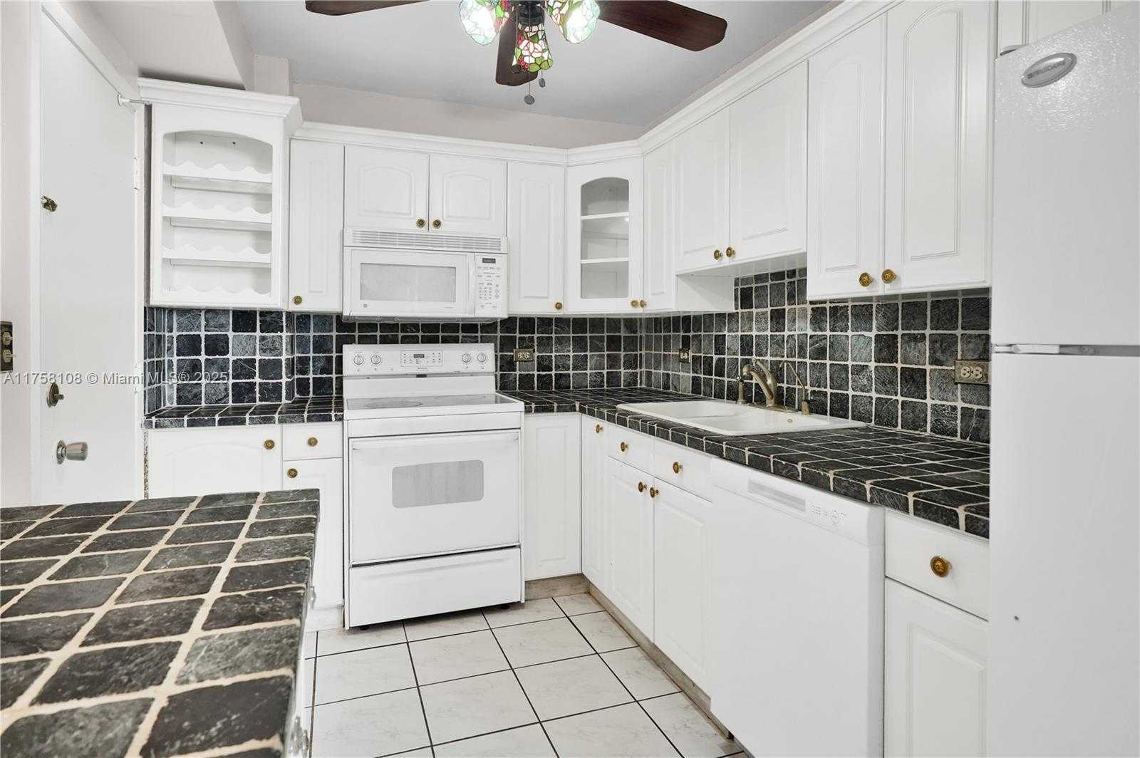Small Image of 5005 COLLINS AVE #325, Miami Beach Number 3