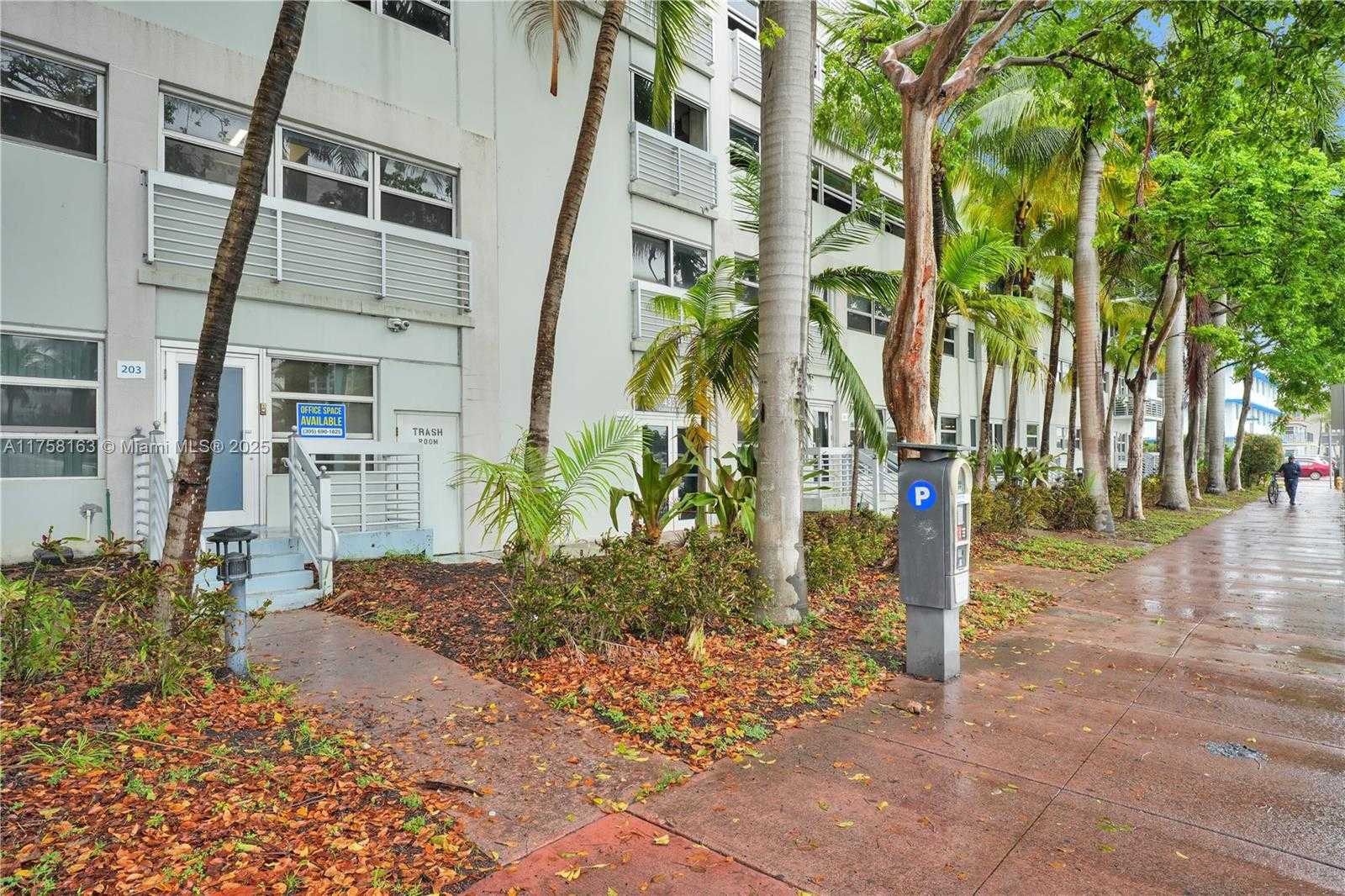 Small Image of 4332 COLLINS AVE #203, Miami Beach Number 3