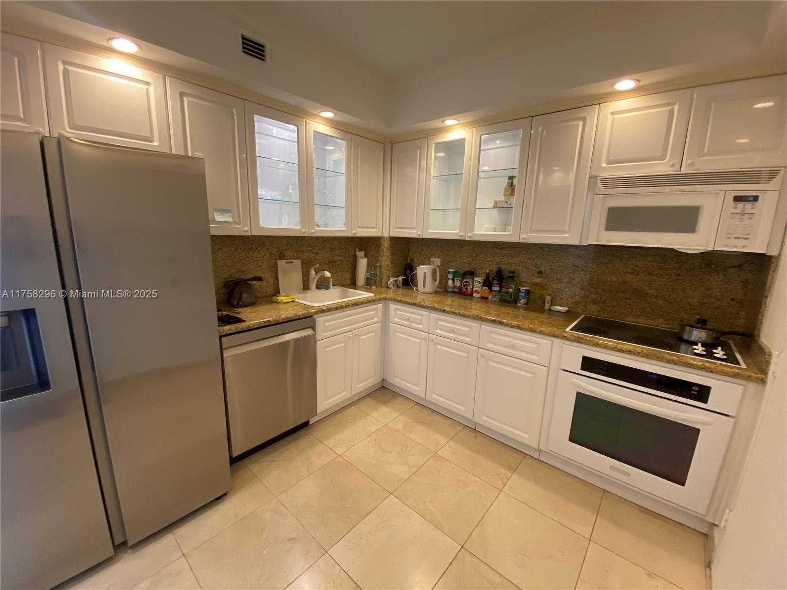 Small Image of 5555 COLLINS AVE #17A, Miami Beach Number 16