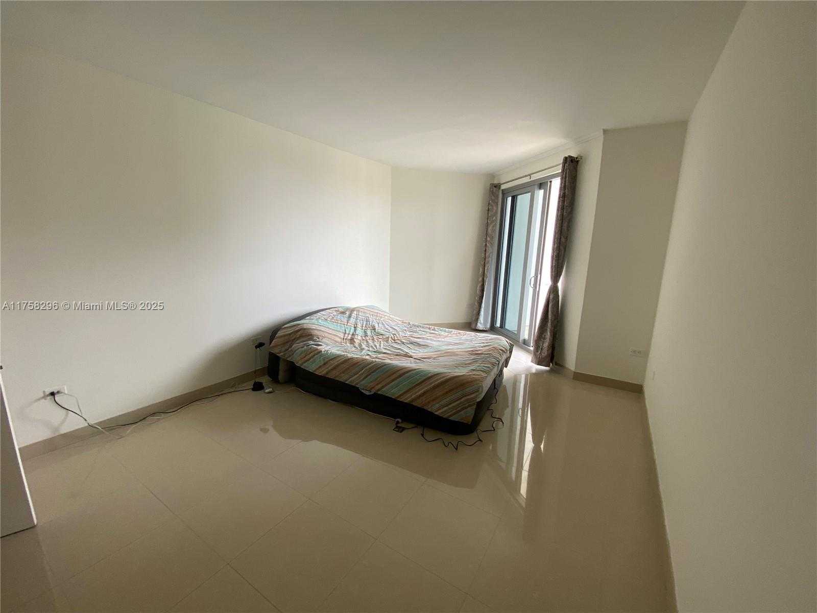 Small Image of 5555 COLLINS AVE #17A, Miami Beach Number 19