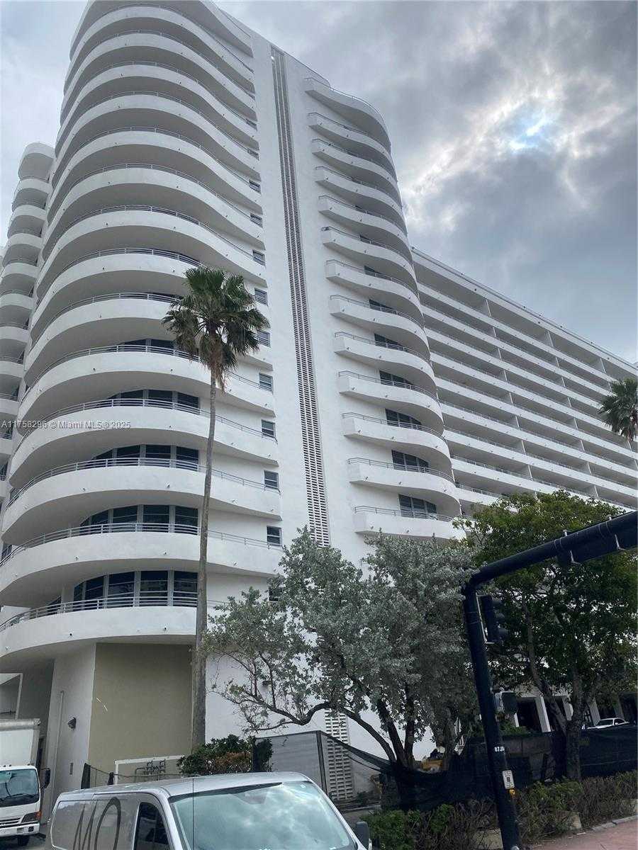 Small Image of 5555 COLLINS AVE #17A, Miami Beach Number 3