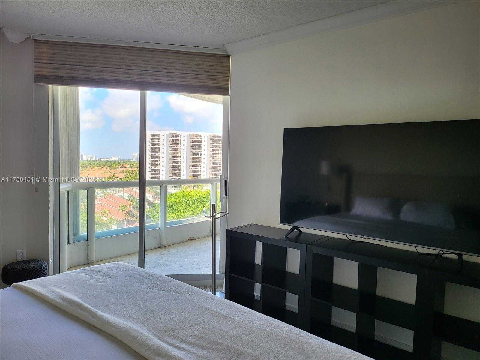 Small Image of 21205 YACHT CLUB DR #907, Aventura Number 11