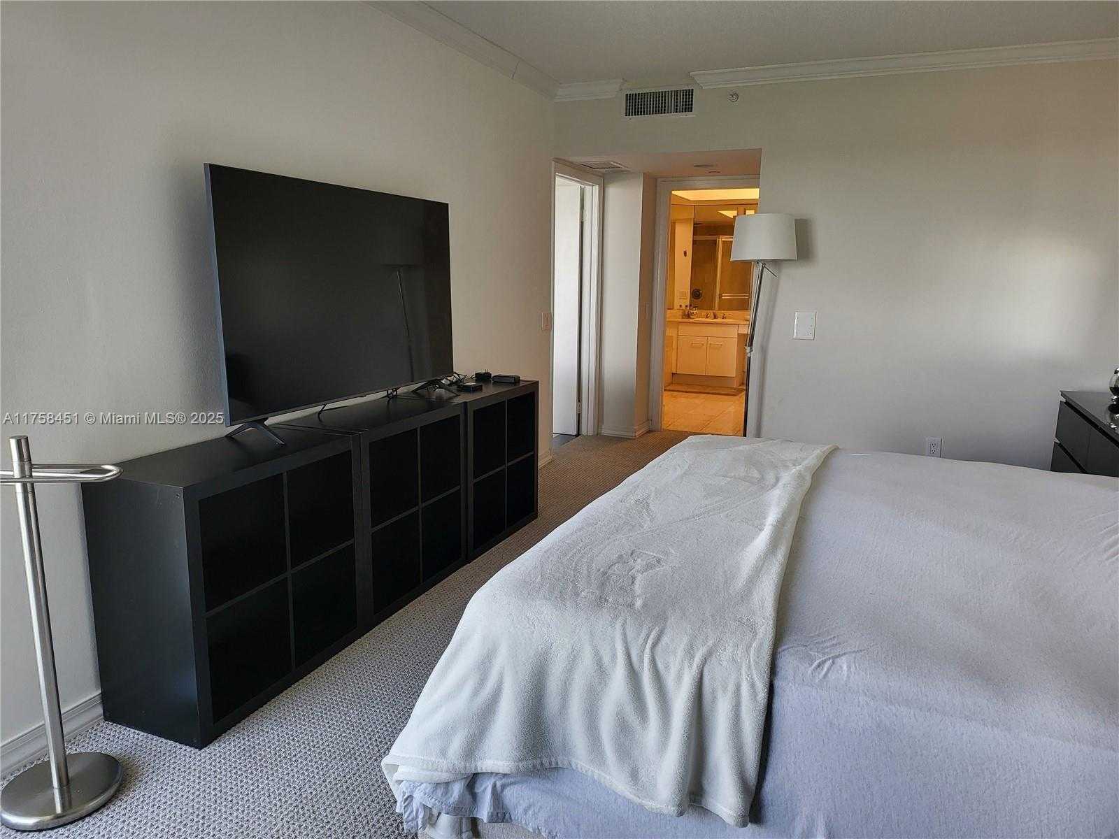 Small Image of 21205 YACHT CLUB DR #907, Aventura Number 12
