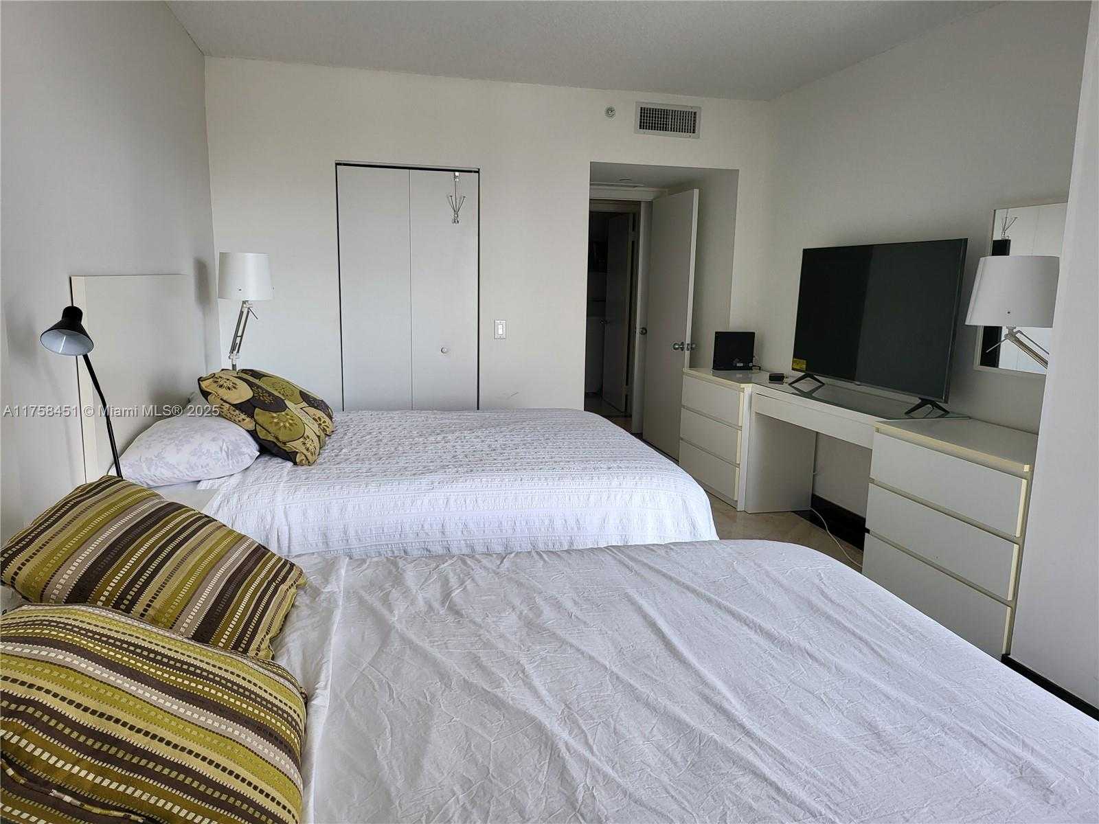 Small Image of 21205 YACHT CLUB DR #907, Aventura Number 16