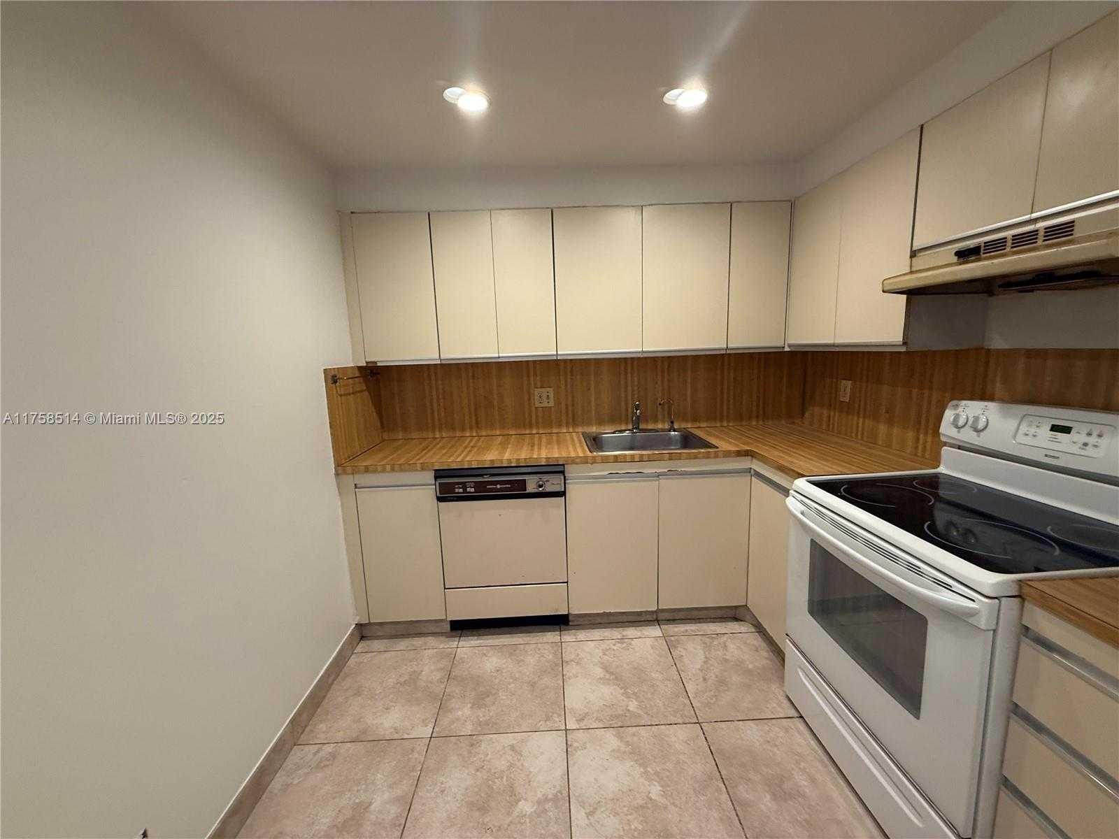 Small Image of 2500 PARKVIEW DR #1909, Hallandale Beach Number 4